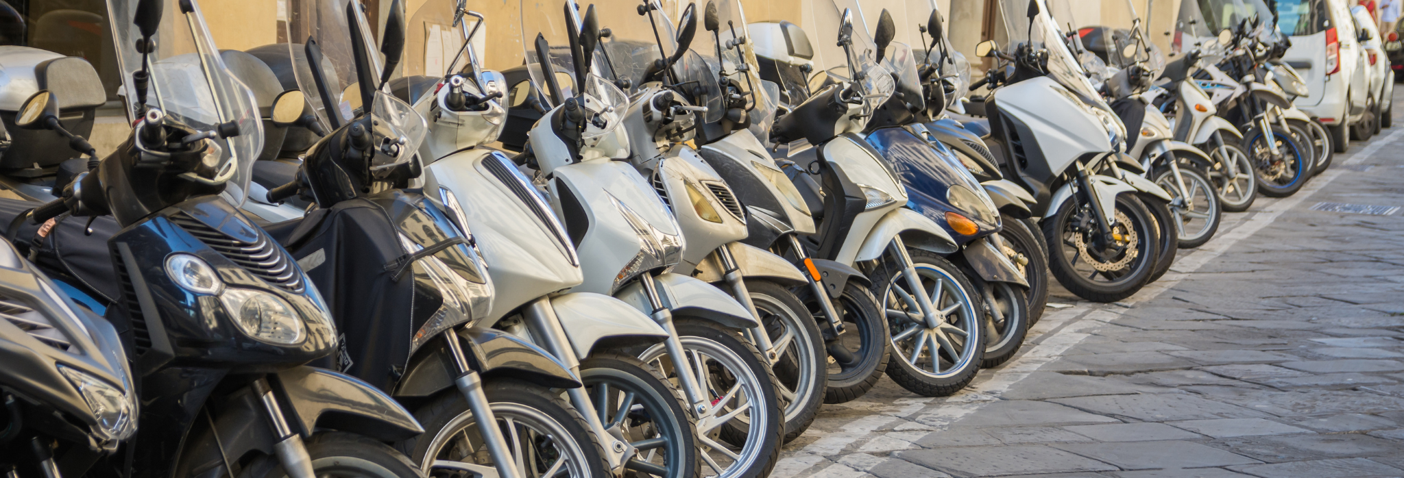 Σταθμευμευμένες μηχανές.