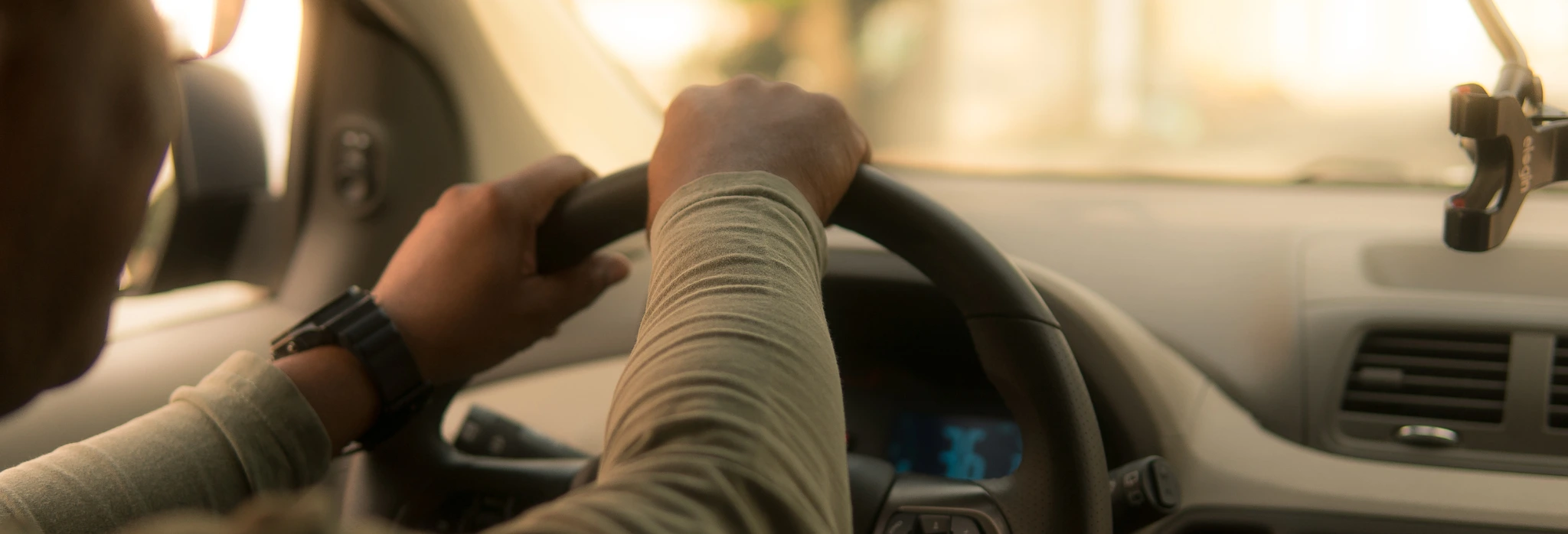 Χέρια στο τιμόνι.