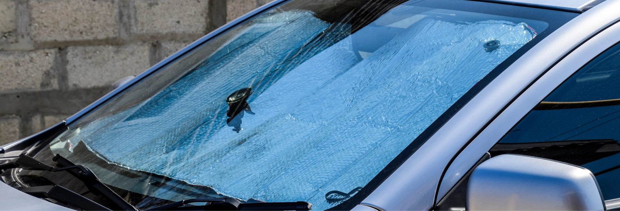 Αυτοκίνητο με εσωτερικό αλεξήλιο παρμπρίζ.