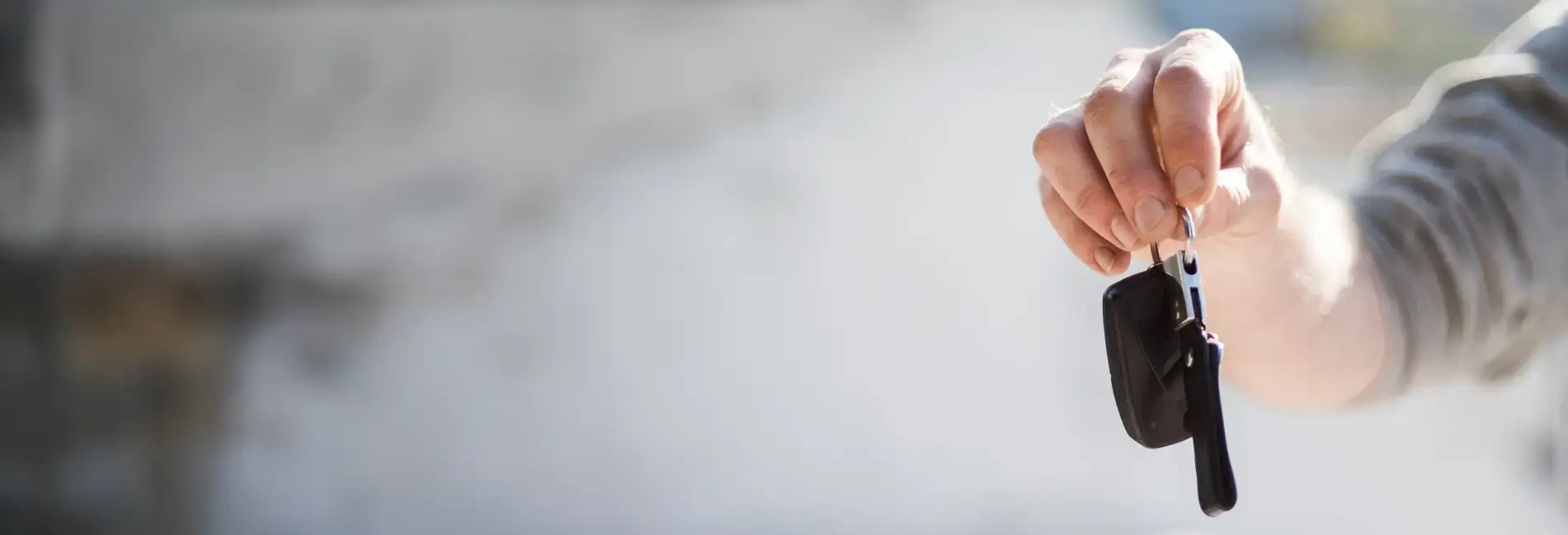 Χέρι με κλειδί αυτοκινήτου.