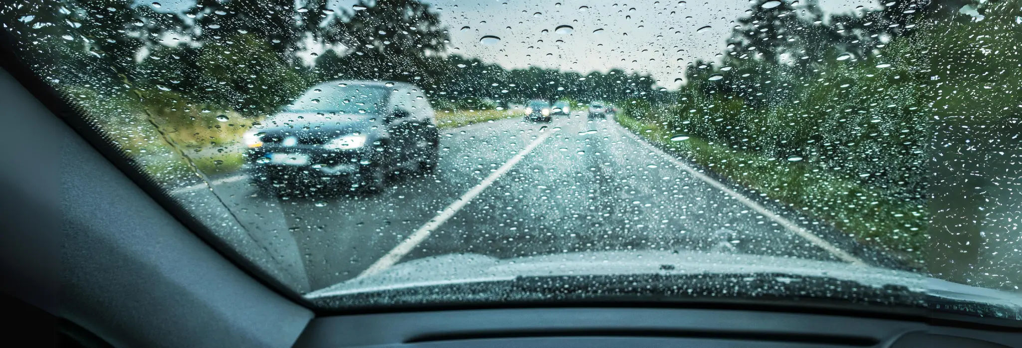 Δρόμος διπλής κατεύθυνσης με αυτοκίνητα 