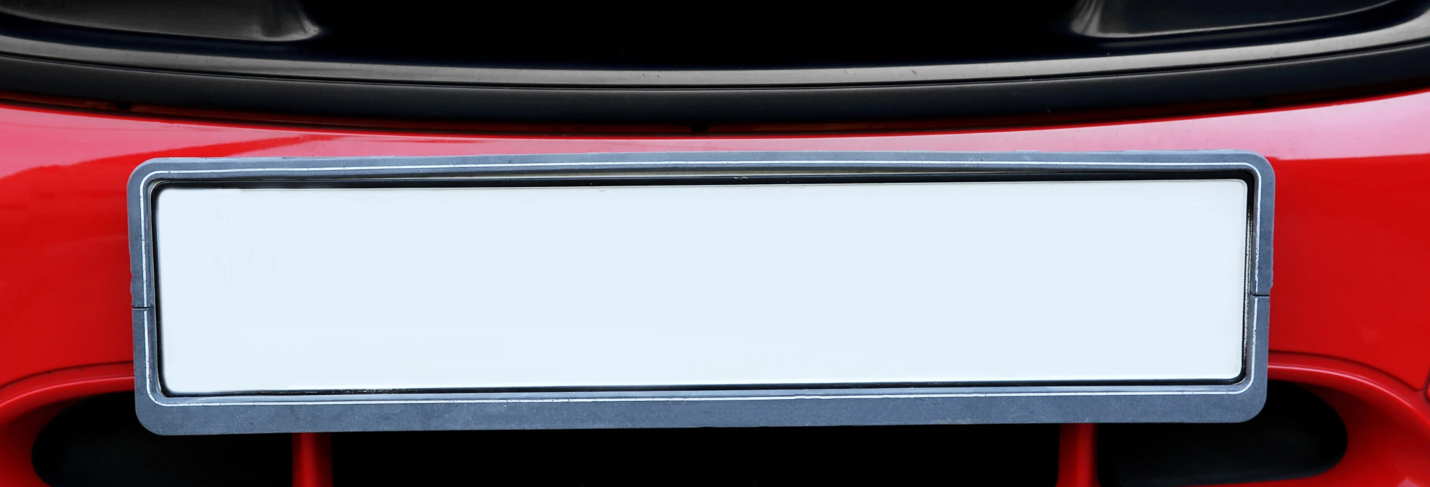 Κενή πινακίδα σε κόκκινο αυτοκίνητο.