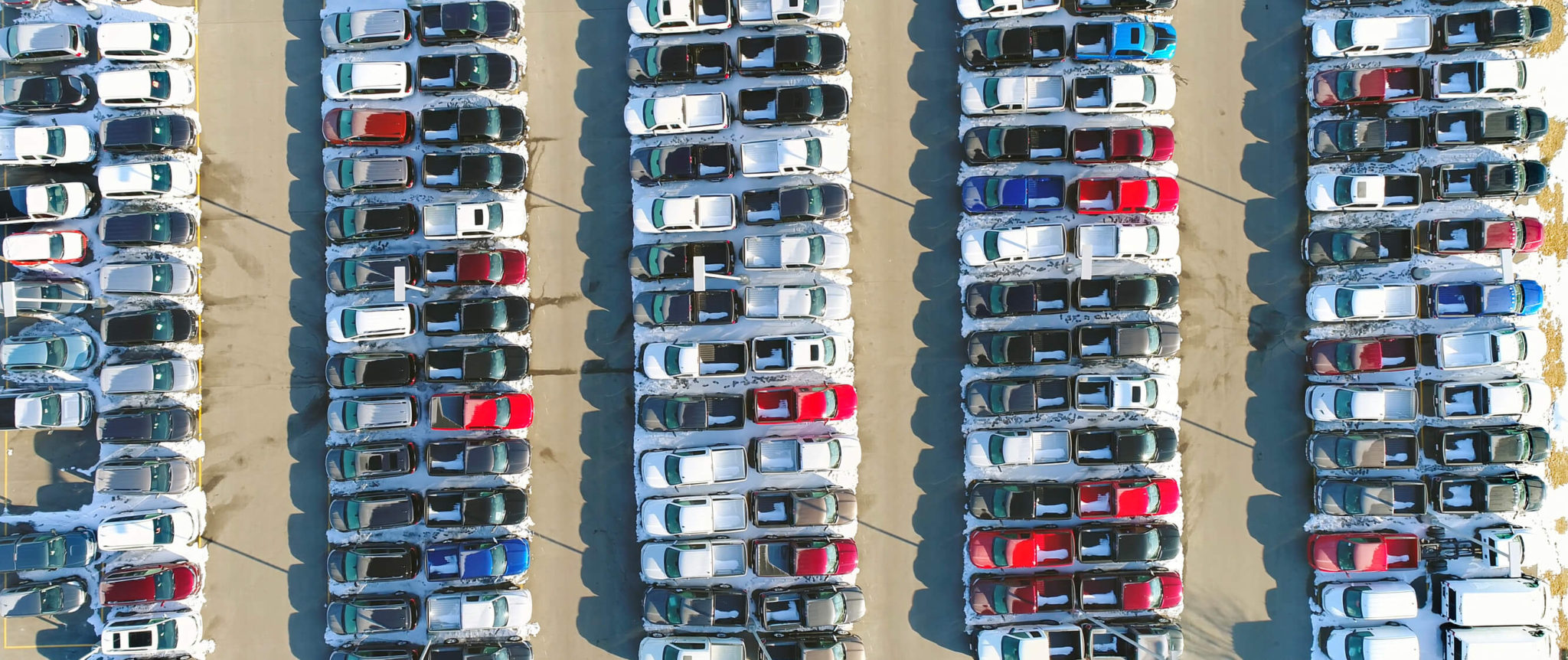 Αυτοκίνητα παρκαρισμένα σε μάντρα.